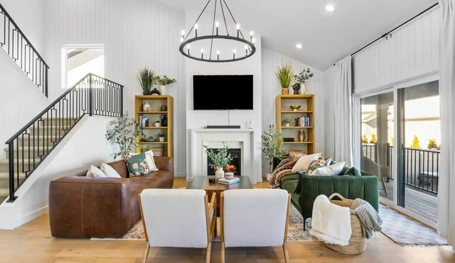Chic Modern Retreat - Sleeps 10, Hot Tub, Weights