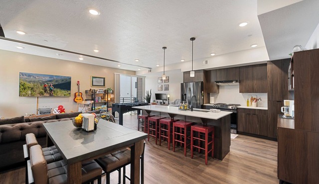 Chic & Modern Spacious Downtown Loft w/Free Secured Parking, Balcony, Near TRX