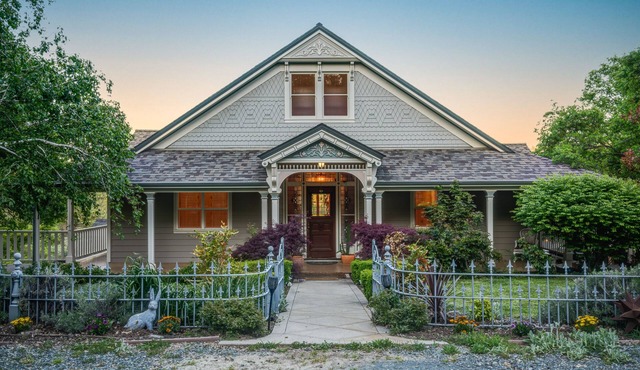 Chic Modern Victorian Farmhouse secluded yet 5 min from Downtown Nevada City