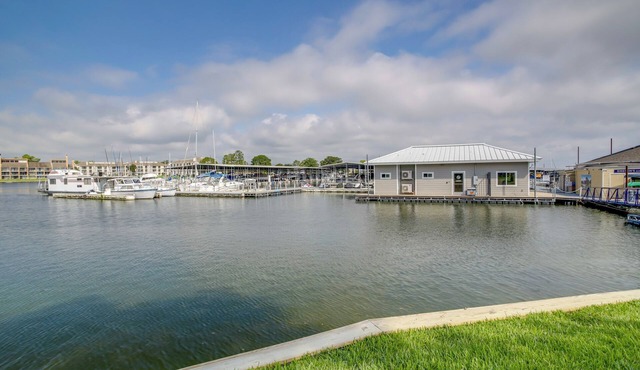 Chic Montgomery Condo w/Balcony + Pool Access!