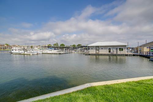Chic Montgomery Condo w/Balcony + Pool Access!