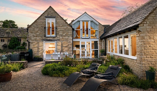 Chic Multi Award winning 5* Luxury Cotswold Cottage - Sleeps 8
