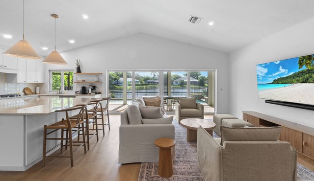 Chic Naples Coastal Retreat – Heated Pool and Spa