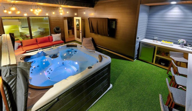 Chic Nash Home, 4bd/4ba w/Hot Tub & Rooftop!