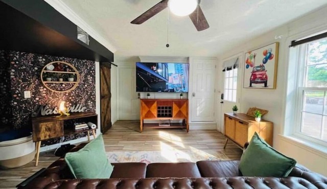 Chic Nashville studio 6mi Vanderbilt, 7mi Broadway, 15mi BNA, Pet Friendly!