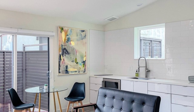 Chic new guest suite studio with WiFi and AC in fabulous West Hollywood