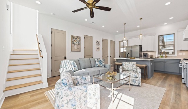 - Chic New Home - Walk to River Ranch - King Bed - 2 Master Suites- A+ Location.