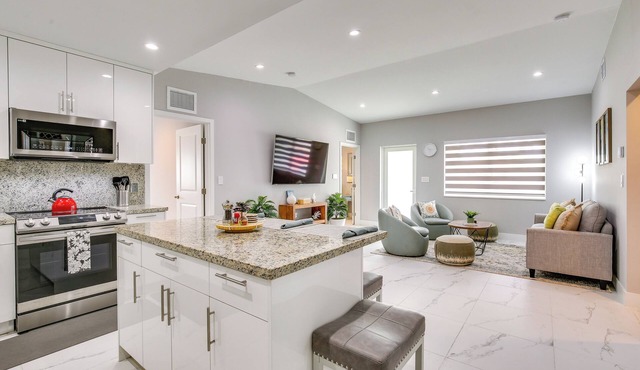 Chic North Miami House ~ 7 Mi to Hard Rock Stadium