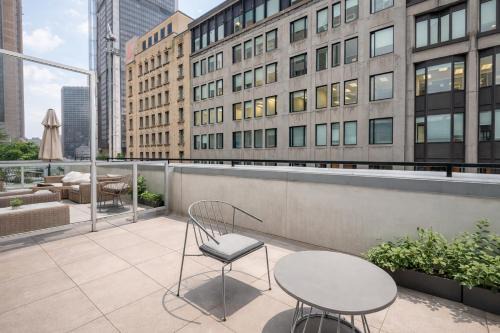 Chic Old Montreal Retreat - Iconic Location