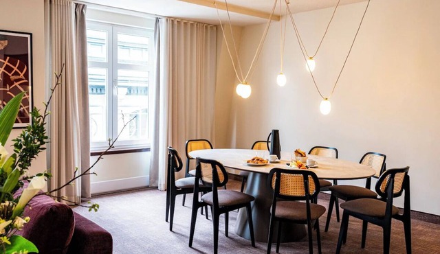 Chic Old Montreal Suite with Kitchen & Historic Views Near Notre-Dame Basilica