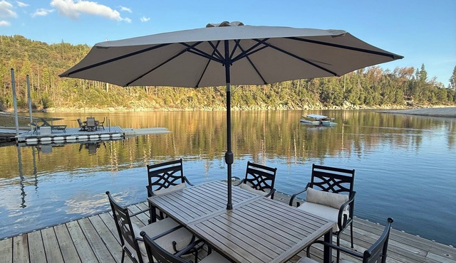 chic old style cabin, forest suite & dome lake front. Private beach and own dock