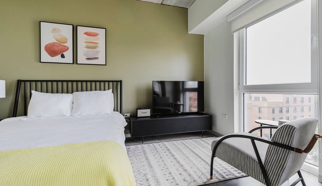 Chic Old Town Studio w/Gym, W/D, Rooftop, Pet Area & A/C, by Blueground