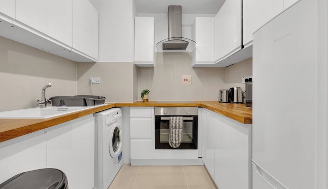 Chic One Bed Apartment near Queens Quay by MySquare