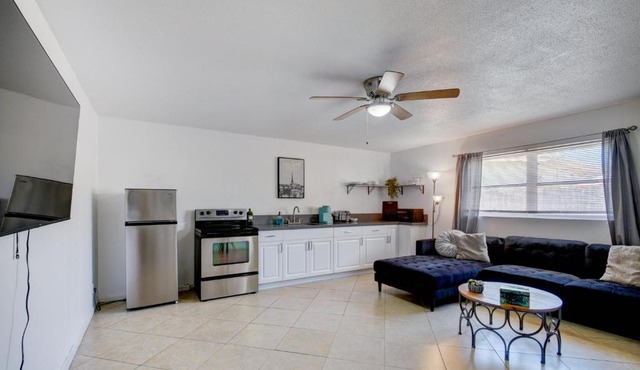 Chic Paris Beach Getaway - 1mi to beach