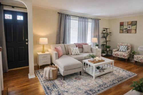 Chic Parma Stay Near Cleveland