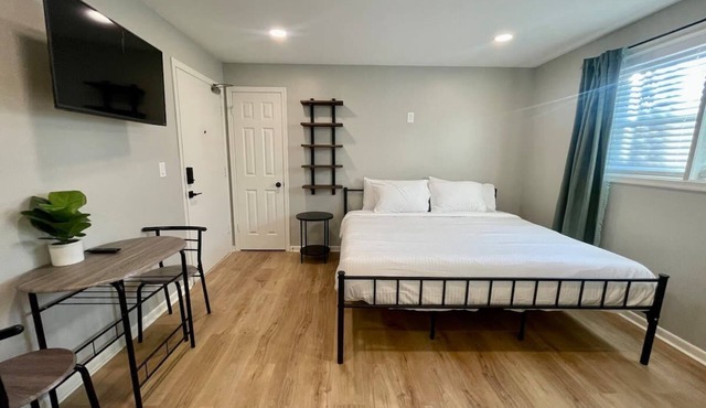 Chic Pet-Friendly Apartment Near Blackstone & UNMC