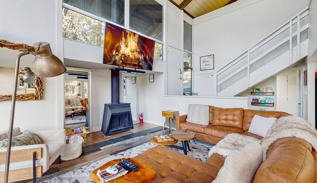 Chic, Pet Friendly House w/Gas Grill, AC & Back-Up Generator - Amazing View