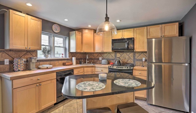 Chic Philadelphia Townhome w/Furnished Patio!