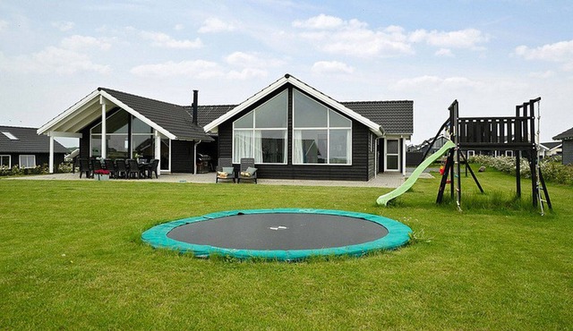 Chic pool and activity house with 5 bedrooms, 2 bathrooms, fireplace and WiFi