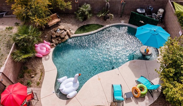 Chic Poolside Oasis - Karaoke - BBQ - Games