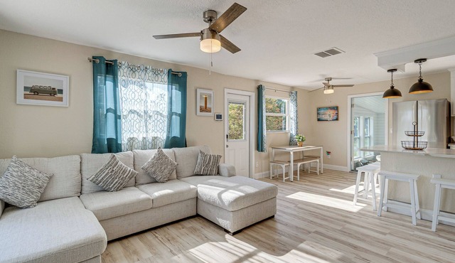 Chic Port Charlotte Home ~ 9 Mi to Englewood Beach