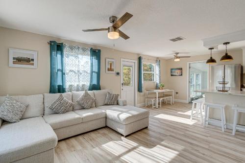 Chic Port Charlotte Home ~ 9 Mi to Englewood Beach