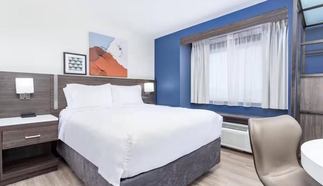 Chic & Practical Room w/Breakfast Perfect for a Quiet Weekend Stay Near Stadium