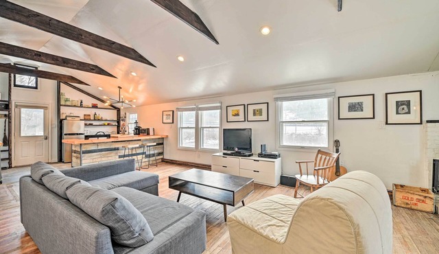 Chic Prattsville Studio w/Private Hot Tub!