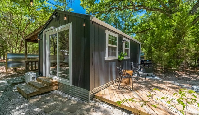 Chic PRIVATE cabin in the woods -> queen bed, deck, high-speed Wifi