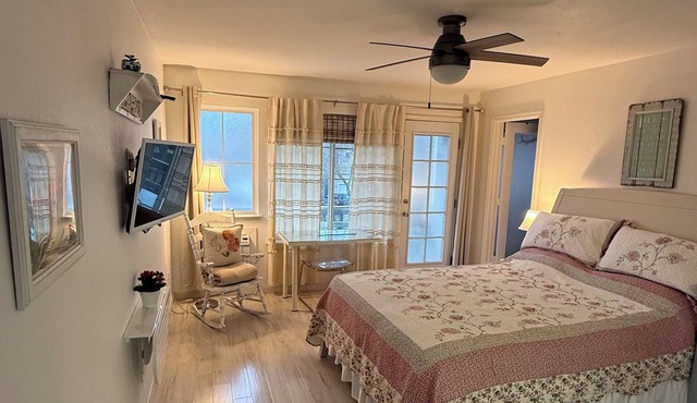 Chic Private Cottage with a pool and hot tub.