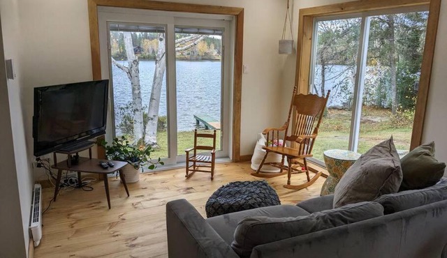 Chic refuge sur le bord de l'eau et des sentiers motoneiges!