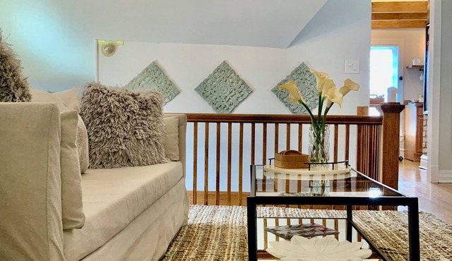 Chic Retreat, 2 Queen Beds, FREE PARKING, Walk to Train