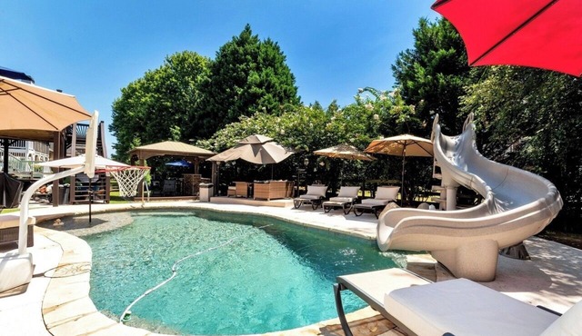 Chic Retreat Escape with Swimming Pool, Gym & Jacuzzi