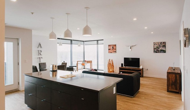 Chic Retreat w/Balcony in the Heart of Winnipeg