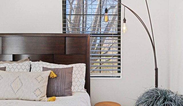 Chic Retreat: Walk to Downtown: Sunset views