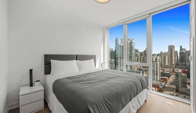 Chic River North Retreat: Luxe Suites, Stunning Views, Steps from Chicago Life!