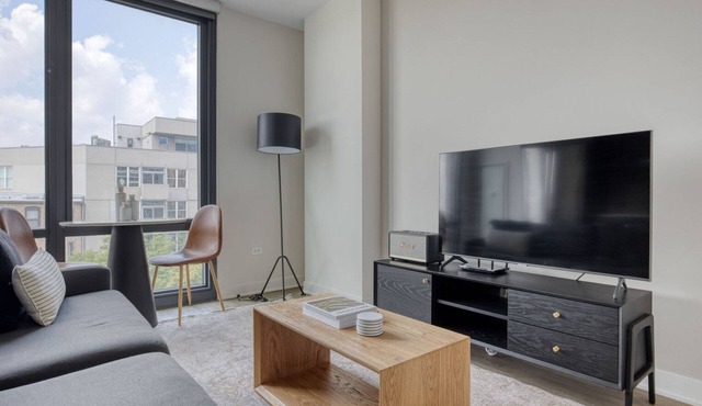 Chic River West Jr 1BR w/Grills & Gym, nr Entertainment, by Blueground