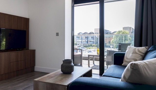 Chic Riverside View with Balcony/Pass The Keys