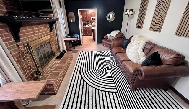 Chic & Roomy l Sleeps 6 I Prime Spot l Near Beach
