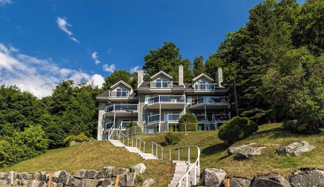 Chic Saint-Sauveur ski-view condo with panoramic views!