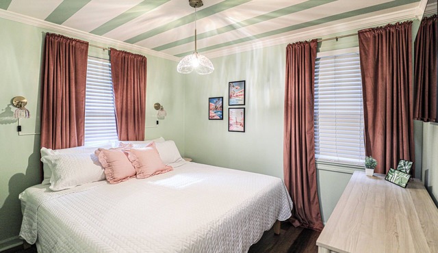 Chic Savannah Retreat for Besties & Brides