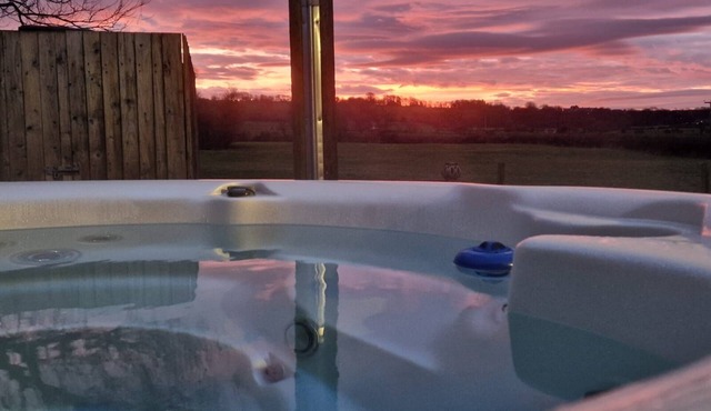 Chic Shippon Barn Conversion: Super King Luxury,Hot Tub & Romantic Starry Nights