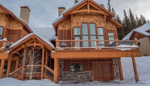 Chic Ski-in/out Home! Hot Tub, Hearth, Boot Dryer, Views, 2m to Resort!