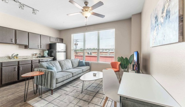Chic SoCo 1BR King Suite w/GymPickleballLaundry