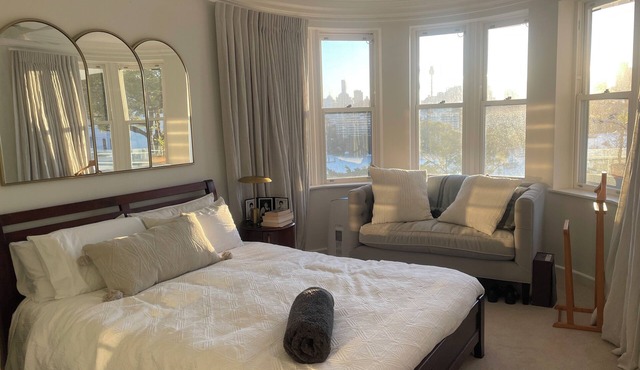 Chic & Sophisticated Art Deco Apartment. Amazing Sydney Harbour Views. Balcony.