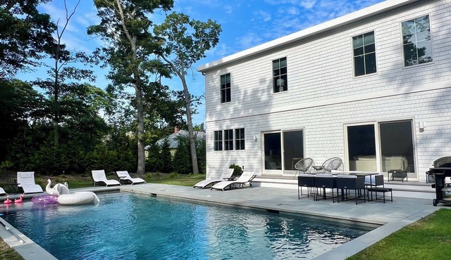 Chic Southampton Getaway w/Heated Pool. Minutes away from village & beach.