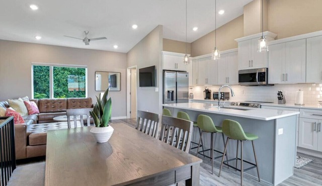 Chic Southside Three King Bedroom Townhome