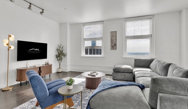 Chic & Spacious 2-Bedroom Condo in DT Fort Worth W/Free Parking & Gym