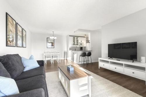 Chic & Spacious 2BR at Stampede with Parking, AC
