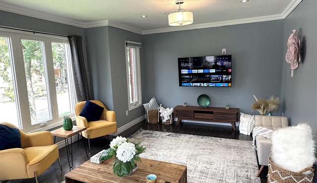 Chic Spacious 3BR Renovated House Central Markham